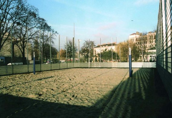 Beach-Volleyball-Anlage mit Sicherheitsspannvorrichtung