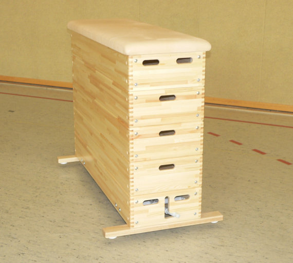 Sprungkasten aus Kiefer mit vegetativ gegerbtem...